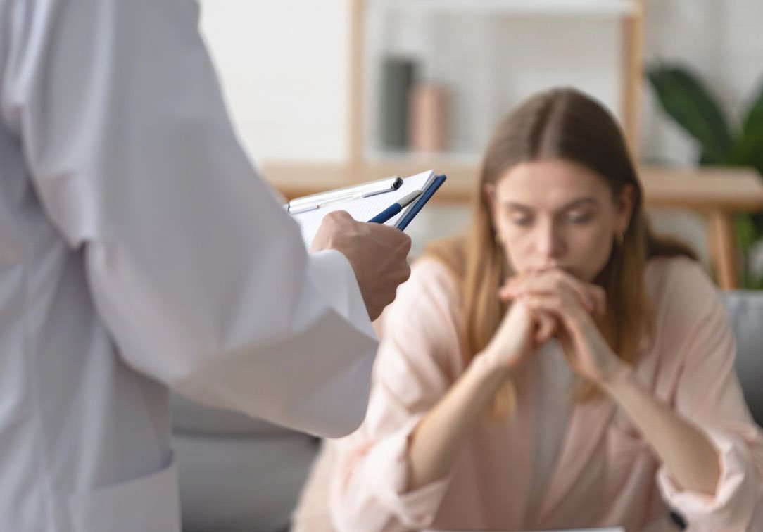 Лечение агрессии Женщина на приеме психиатра